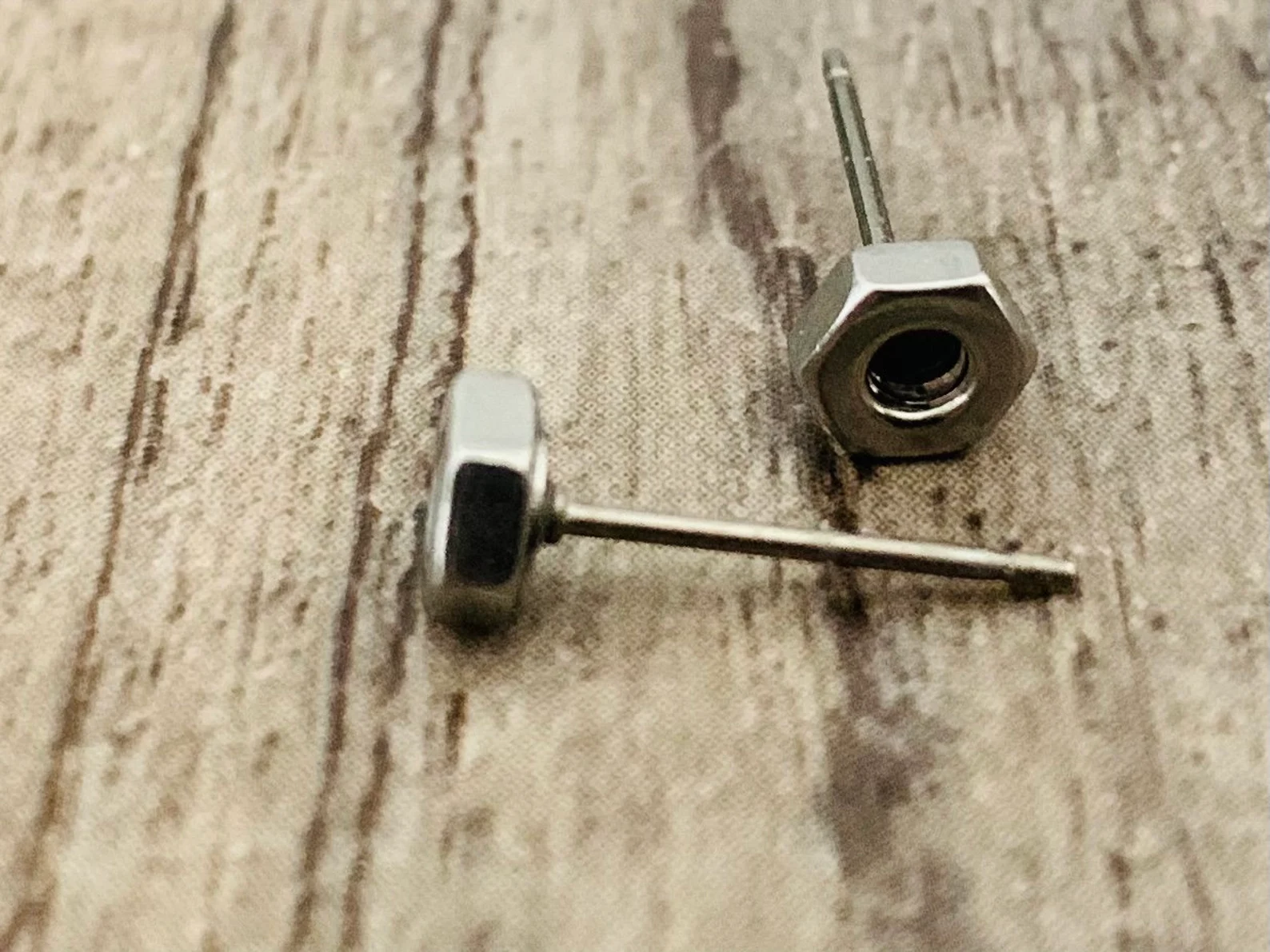 Customearworksbydeb工業時尚五金小號六角螺母耳釘套裝