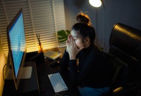 熬夜會怎樣?一文解析熬夜的定義、危害、補救方法&常見問題